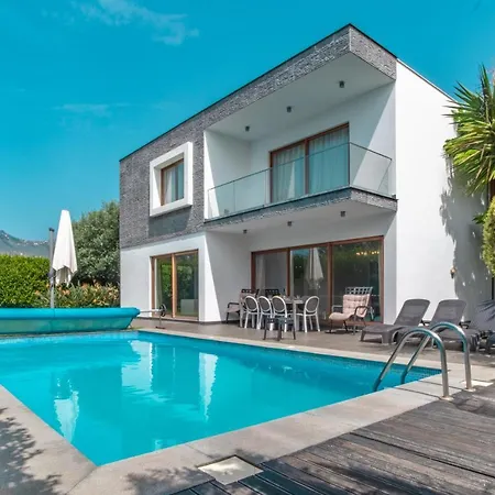 Star With Private Heated Pool In *